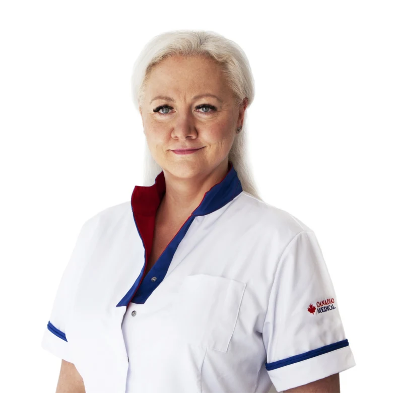 Žena v lékařském obleku s logem Canada Medical na bílém pozadí.