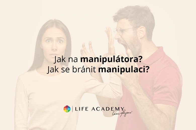 Muž křičí na ženu, která si zakrývá uši před manipulací.