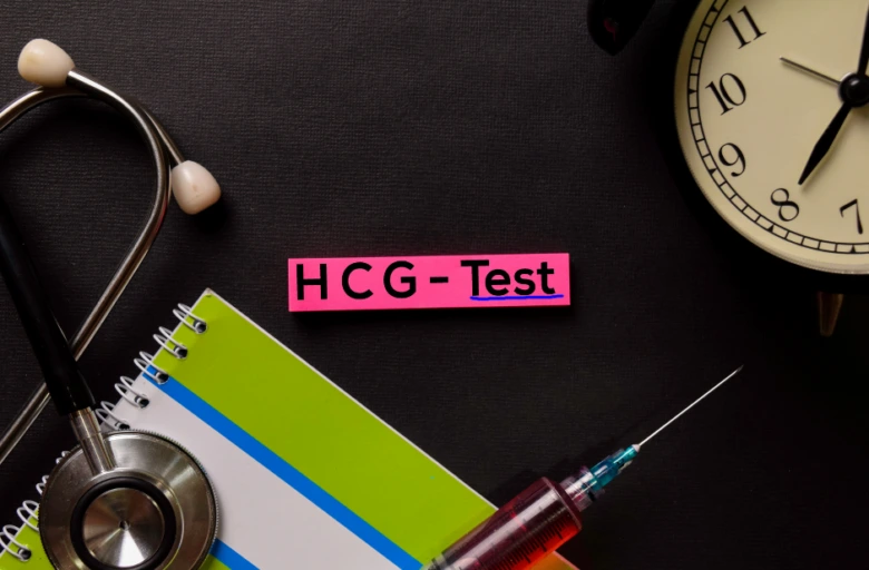 Test HCG s lékařskými nástroji na černém pozadí.
