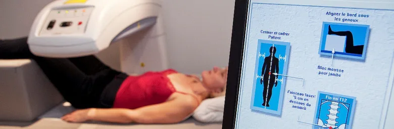 Pacientka v tomografu pro diagnostiku osteoporózy