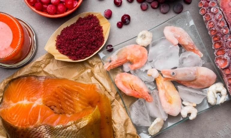 Suroviny bohaté na antioxidanty jako losos a krevety s astaxantinem.