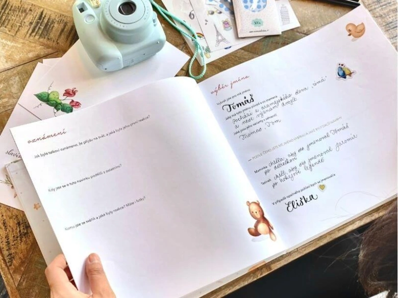 Otevřená kniha s českými jmény pro děti a kresbami zvířat.