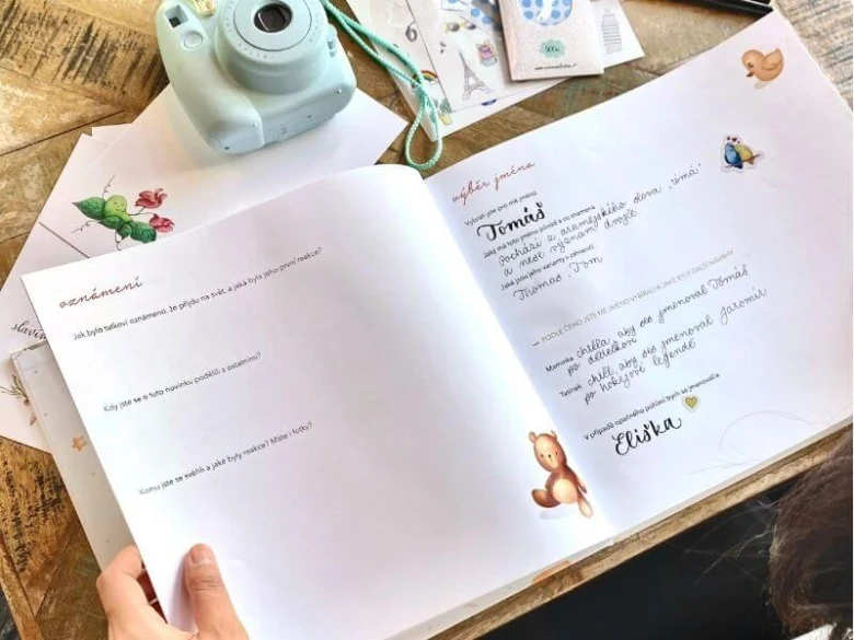 Otevírání české knihy pro výběr jména dítěte s fotoaparátem