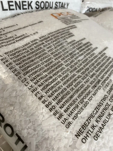 Balení sody stálé - hydroxid sodný v granulích.