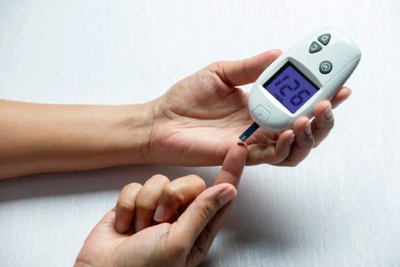 Měření hladiny cukru v krvi glukometrem pro kontrolu hypoglykémie.