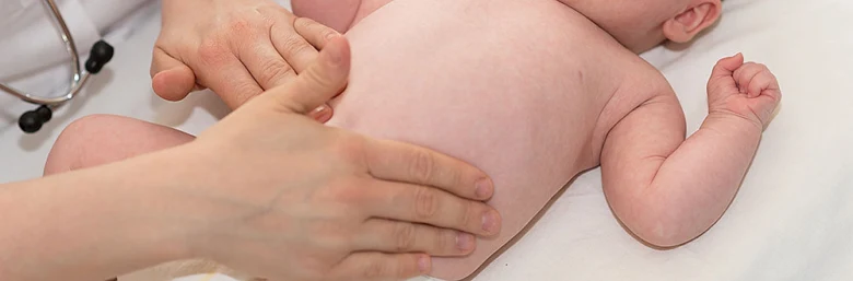 Dětská obrna: masáže a cvičení pro rehabilitaci dítěte.