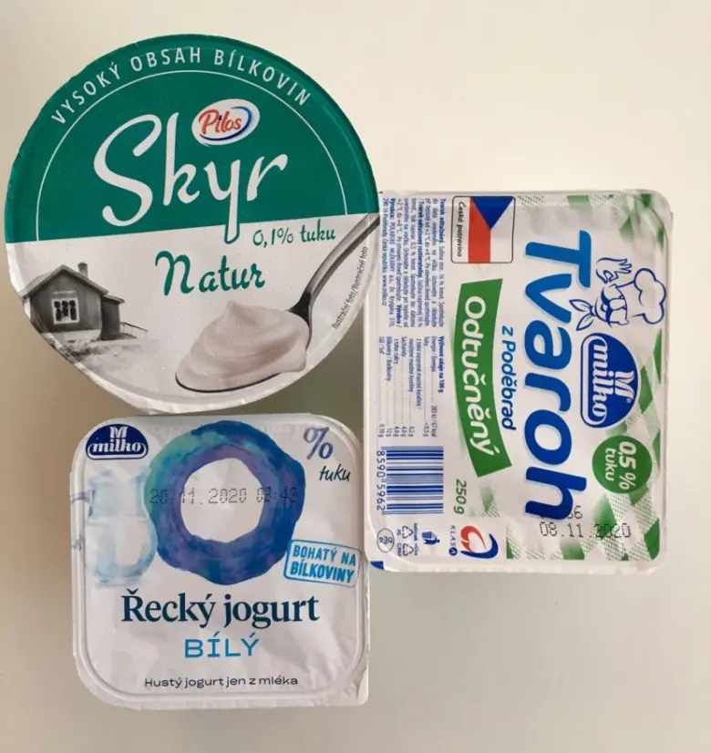 Tři balíčky českých mléčných výrobků včetně skyru a tvaro