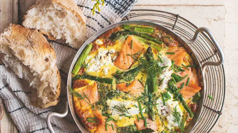 Slanina s chřestem v omeletu podávaná s čerstvým chlebem.