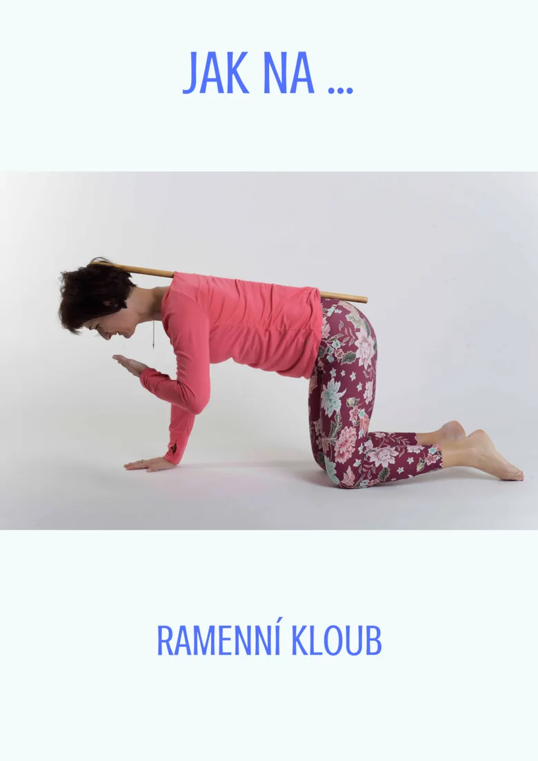 Žena cvičí pohyblivost ramenního kloubu pomocí dřevěného prutu.