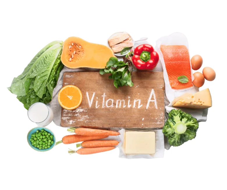Suroviny bohaté na vitamín A uspořádané kolem dřevěné desky.
