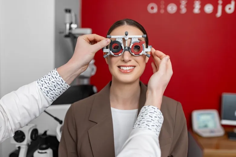 Žena zkoumá vidění v očnicích při vyšetření u optometristy.