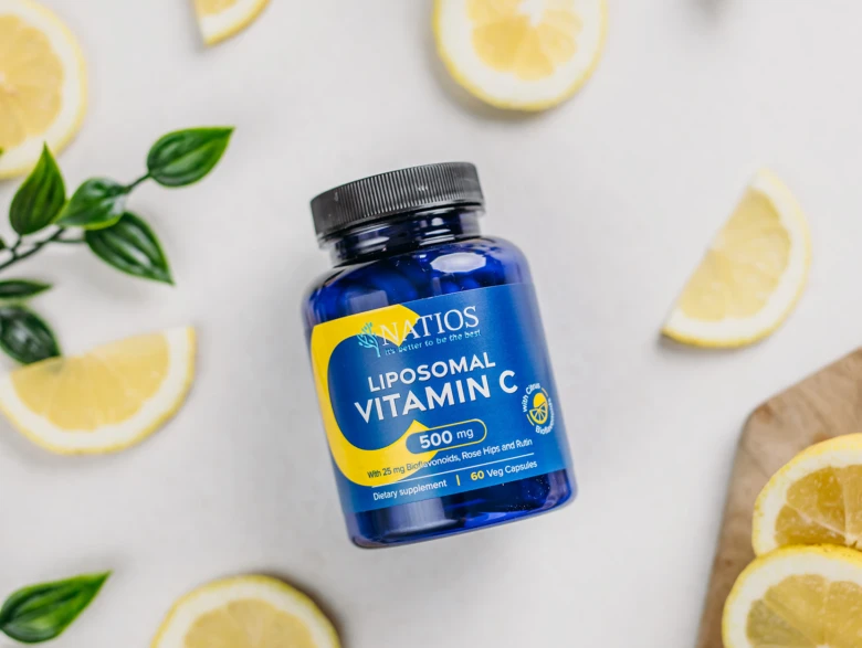 Modrá lahvička liposomálního vitamínu C s citrony