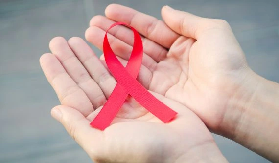 Rozpoznávání příznaků HIV u žen s červenou stužkou.