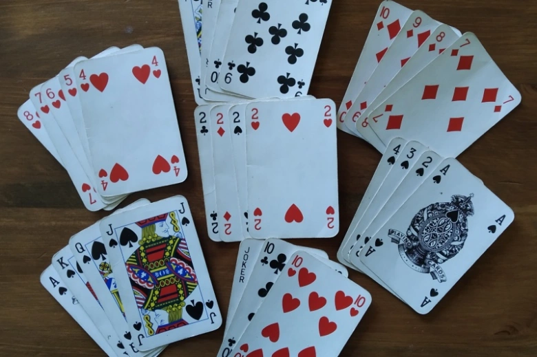 Karty na stolu pro hru žolík