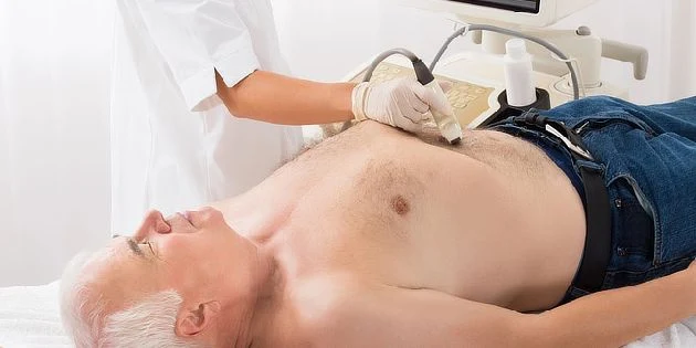 Ultrazvukové vyšetření břicha u muže v ordinaci.
