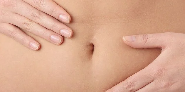 Ruce dotýkají se břicha v oblasti slinivky břišní.
