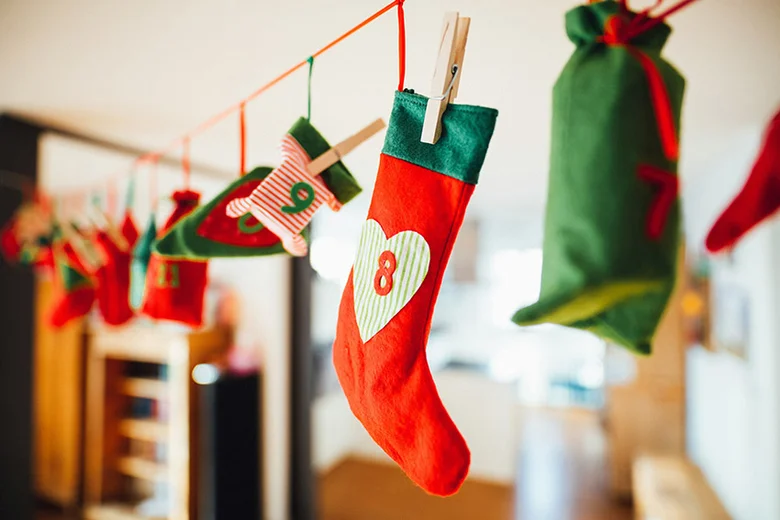 Věnovky s čísly visí na šňůře pro dětský adventní kalendář.