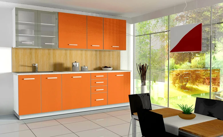 Moderní kuchyň s oranžovými skříněmi a jídelním koutem u velkých oken.