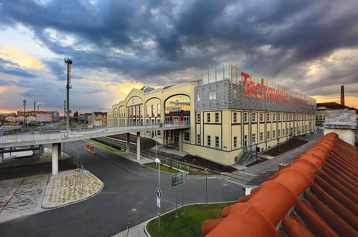 Vědecké centrum Techmania v Plzni s mostem před budovou.