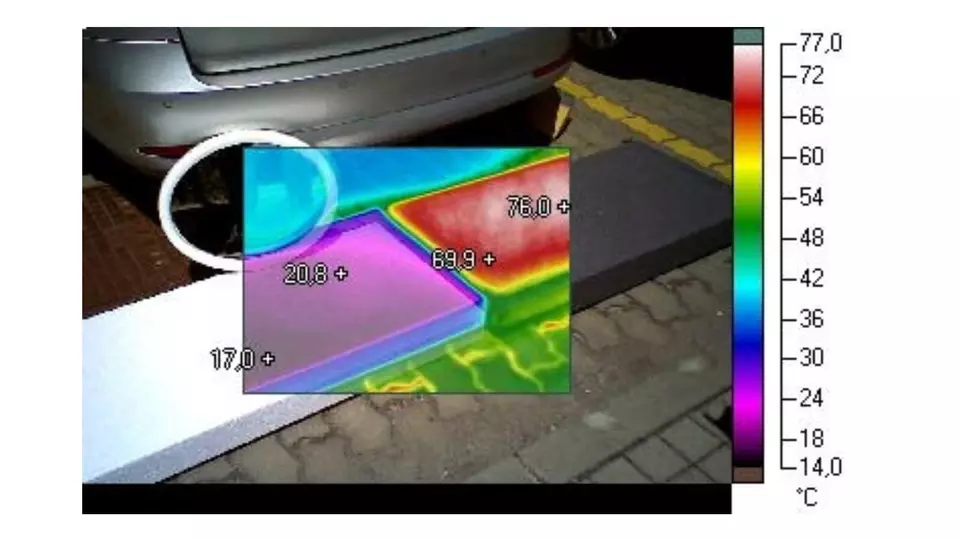 Termokamera ukazuje tepelné ztráty na stěně domu při zateplení.