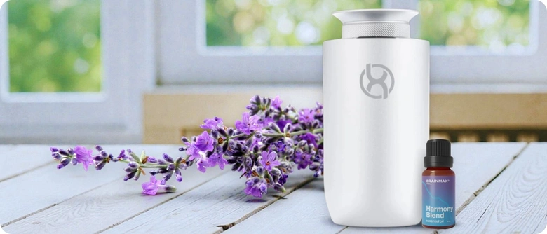 Bílý difuzér s levandulí pro aromaterapii při úzkosti