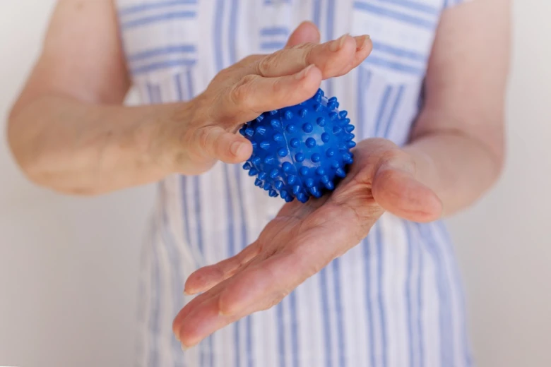 Ruční cvičení s masážním míčkem pro rehabilitaci Parkinsonovy choroby.