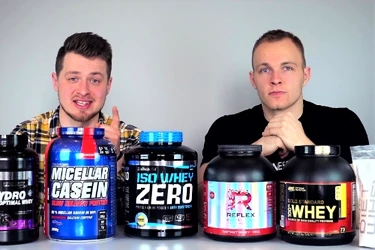 Muži s řadou práškových suplementů pro přibírání na stole.