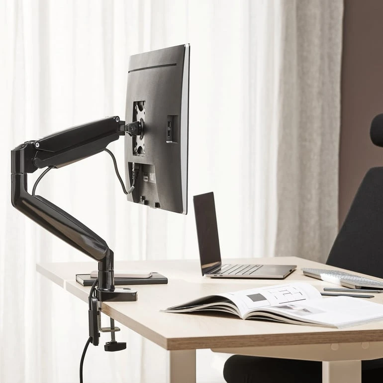 Ergonomické nastavení pracovního stolu pro snížení bolesti šíje.