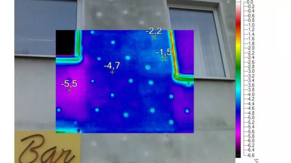 Termokamera ukazuje chybějící izolaci na fasádě domu s teplotními rozdíly.
