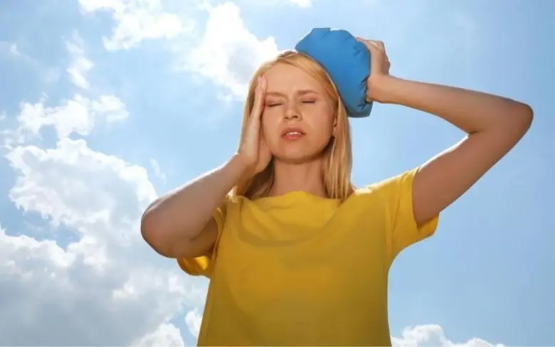 Žena s ledovým obalem na hlavě při přehřátí