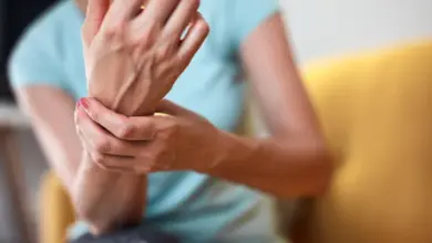 Žena drží ruku v bolesti kvůli polyneuropatii