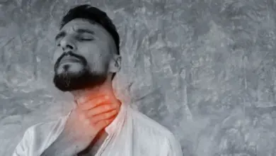 Muž s bolestí hrdla ukazuje příznaky streptokokové infekce.
