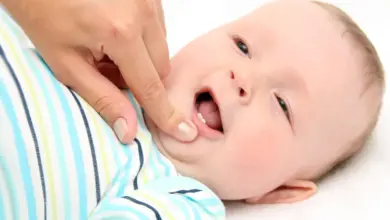 Mimořádně šťastné dítě s prvním vyrazeným zubem.