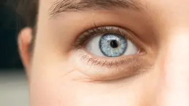 Detailní fotografie lidského oka s modrou zornicí.
