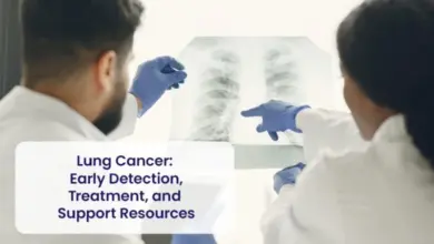 Dva lékaři zkoumají rentgen hrudníku pro diagnostiku rakoviny plic.