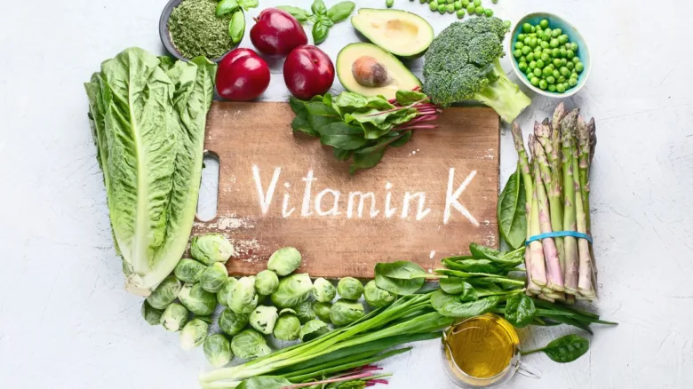 Čerstvá zelenina bohatá na vitamín K jako brokolice.