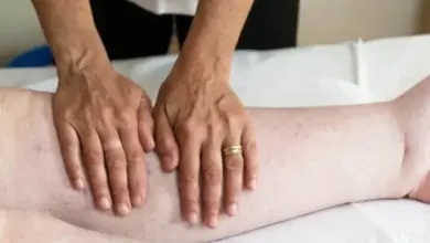 Terapeut masíruje nohu pacienta s lymfodémem pro léčbu otoku.