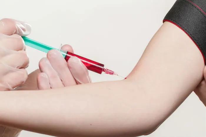 Krevní odběr z paže při diagnostice chudokrevnosti.