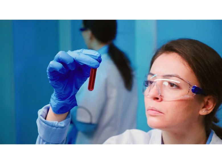 Vědkyně zkoumá vzorek v laboratoři.