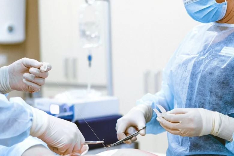 Lékaři provádějí operativní opravu břišní kýly v nemocničním prostředí.