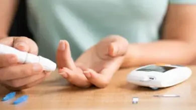 Člověk měří hladinu cukru v krvi pomocí glukometru.