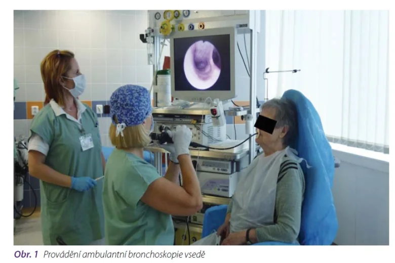 Lékař provádí ambulantní bronchoskopii pacientovi v nemocničním prostředí.