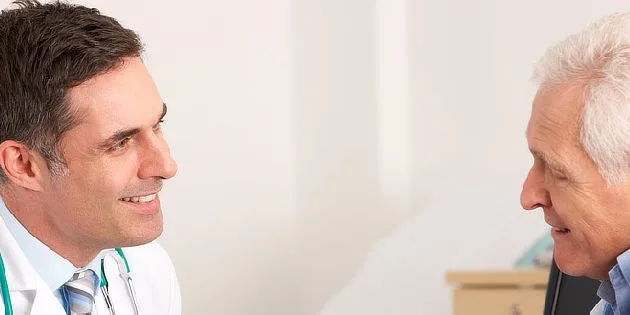 Lékař mluví s pacientem o zdravotních problémech.