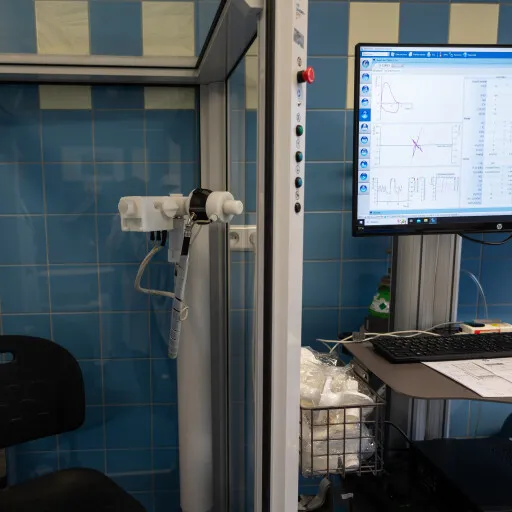 Spirometrický přístroj v ordinaci s grafem na monitore