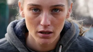 Žena s potem na obličeji ukazuje příznaky dehydratace.