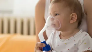 Dítě s mlhářovou maskou pro léčbu zánětu průdušek