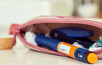 Inzulínová tužka v tašce s dalšími potřebami pro diabetika