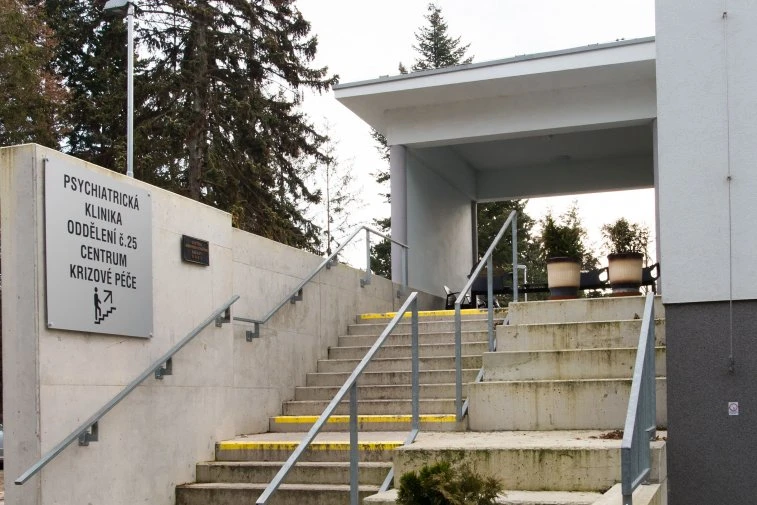 Vstupní schodiště psychiatrické kliniky s nápisem v češtině.