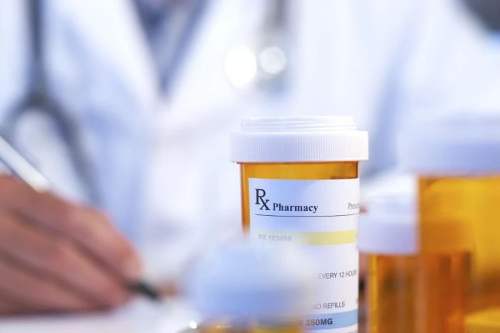 Blízký záběr na lék v obalu s nápisem Rx Pharmacy.