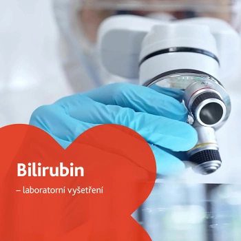 Ruka v modrých rukavicích upravuje mikroskop pro laboratorní vyšetření.